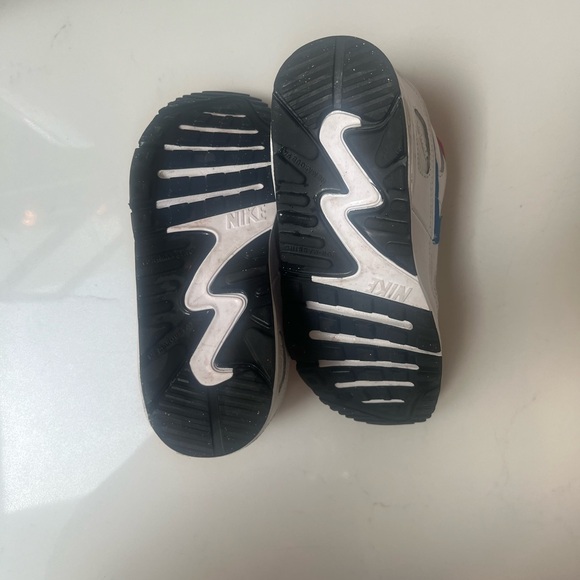 Nike Air Max 90 Shoes - Picture 4 of 6